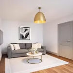 Arc De Triomphe - Premium Family Apartment For 5